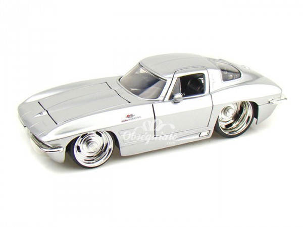 Chevy Corvette Sting Ray 1963 plata. Escala 1:24