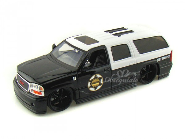 GMC Yukon Denali Sstate Trooper 2002 negro. Escala 1:24